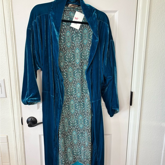 Luxurious Silk Velvet Kimono in Rich Teal - Picture 3 of 5